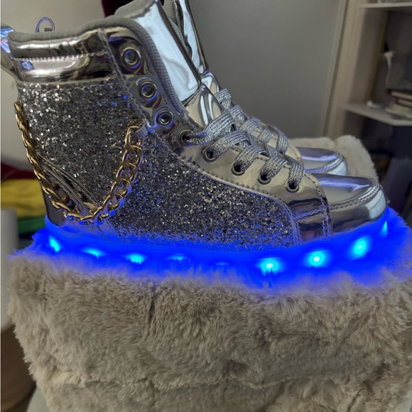 NWOT Silver Glitter High-Top Sneakers w/Gold Chain & 8 light variations, Size 4 - Picture 4 of 10